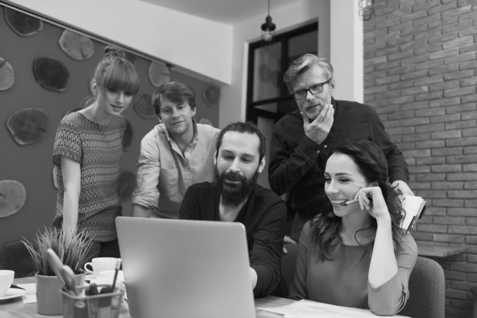 Professionnel analysant des données financières sur un ordinateur portable