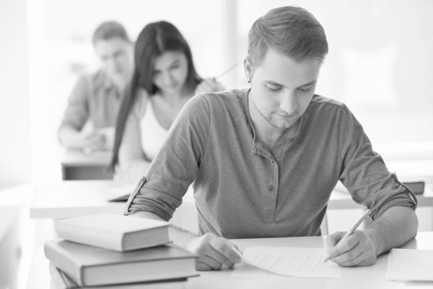 Espace d'étude moderne avec documentation financière et outils numériques